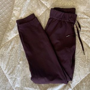 lululemon On The Fly Pant size 2 color Dark Cherry
